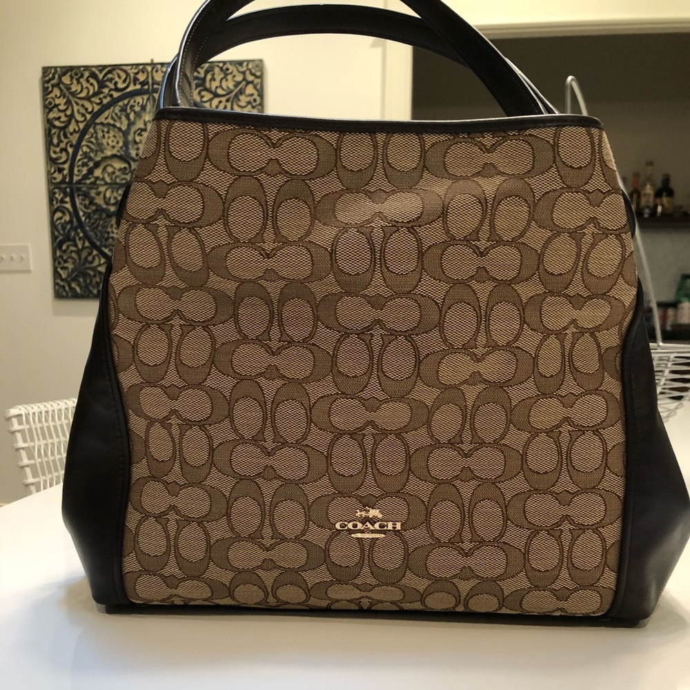 Coach classic shoulder bag with dust cover